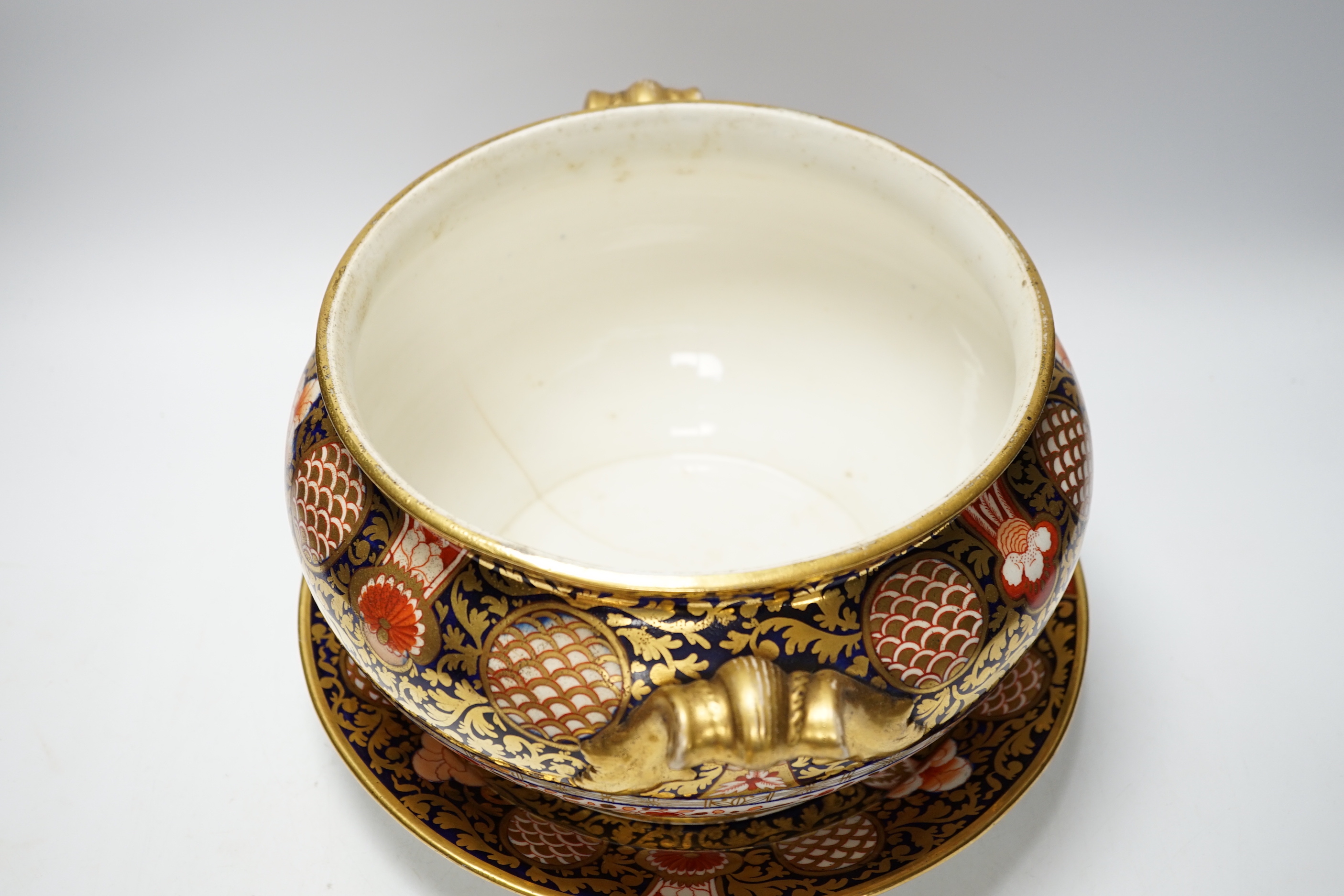 An early 19th century soup tureen on stand with cover, ‘Japan pattern’, 29cm high